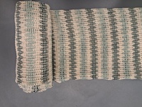 Hochwertiger Häkelstrickstoff als Meterware - Dunkelgrün, Aqua und Creme Gestreiftes Strukturiertes Open-Weave-Material für Bekleidung