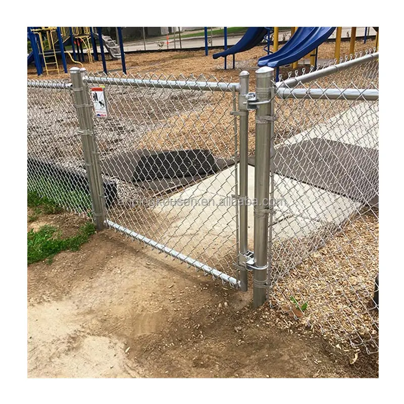 Il collegamento a catena di sicurezza galvanizzato ha utilizzato la recinzione temporanea nel campo sportivo esterno del giardino