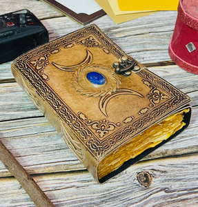 Diario de Cuero con Cristal de Triple Luna: Libro de Sombras Wiccano - Product Image 1