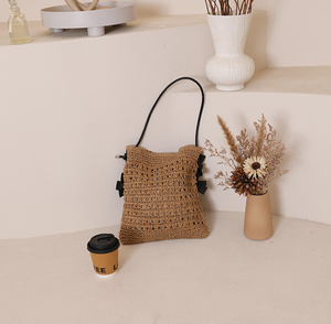 Eleva tu moda de verano con este bolso de hilo natural hecho a mano, decorado con elegantes detalles de lazo negro para mujeres con estilo. - Product Image 4
