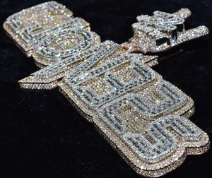 Colgante de Lujo Personalizado con Letras de Moissanita y Plata de Ley 925 Bañada en Oro, con Incrustaciones de Baguette, Joyería Hip Hop Rapper Ice Bling - Product Image 5