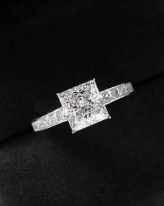 Anillo de Diamante Cultivado en Laboratorio con Corte Princesa de Lujo en Oro Blanco, Anillo de Compromiso con Diamantes Laterales Engastados en Canal, Joyería Nupcial Moderna - Product Image 1