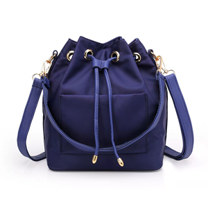 Sac seau en nylon bleu marine avec fermeture à cordon et bandoulière réglable, style minimaliste imperméable pour femmes - Product Image 1