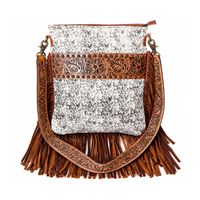 Sac bandoulière en cuir de vachette fait main avec poignée en fourrure, style western, orné de franges et de motifs floraux sculptés à la main, pour femme