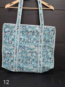 Sac fourre-tout à bandoulière pour femme, tendance, en coton matelassé à imprimé floral, 18x18 pouces, avec fermeture éclair et chaînes, fait main, lavable - Product Image 5