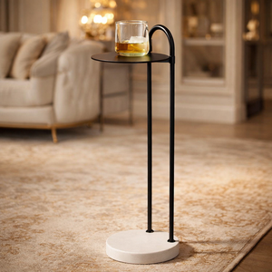 Mesa Auxiliar Delgada con Estructura Arqueada y Bandeja Redonda, Base Estable con Peso, Soporte Moderno y Minimalista para Interiores Elegantes y Bares - Product Image 1