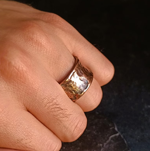 Bague magnétique en cuivre pur, forgée à la main, style vintage, motif rune viking, texturée, large et évasée - Product Image 2