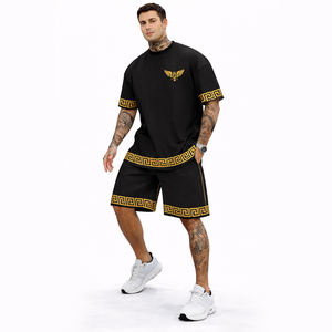 Ensemble streetwear homme noir et or 2 pièces personnalisé, t-shirt graphique de luxe et short, tenue urbaine d'été - Product Image 1