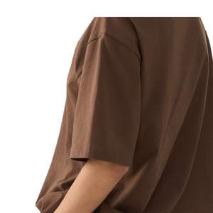 Camiseta Oversize Marrón para Mujer con Logo Personalizado, Hombros Caídos, Algodón, Estilo Urbano, Lisa, Ajuste Holgado, Top Casual, Venta al por Mayor OEM - Product Image 5