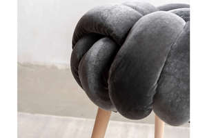 Taburete de bar con nudo de gamuza hecho de madera de teca maciza con tela de terciopelo color gris para uso en interiores. - Product Image 5