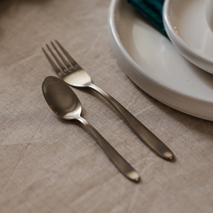 Ensemble de couverts métalliques haut de gamme Premium Hosting Essentials, cuillère, fourchette, paire de couverts de service, conçu pour la mise en place de la table à manger - Product Image 1