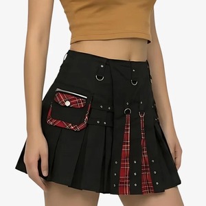 Kilt écossais noir pour femme avec accents à carreaux rouges et poches avant, coupe classique, jupe en polyester - Product Image 4