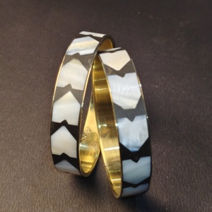 Brazalete Moderno Monocromático con Incrustaciones de Madreperla y Resina Negra – Brazalete con Patrón Chevron y Forro de Latón – Joyería Premium de Concha - Product Image 2