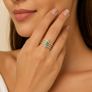 Anillo de Semielternidad con Diamante Cultivado en Laboratorio con Corte Esmeralda Verde en Oro de 18K |   Joyería de boda de triple hilera con múltiples piedras para mujer - Product Image 2