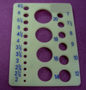 AA0140 Plastic Knitting Gauge Ruler Plastic Measuring Tool For Hand Knitting Simple Oval Shape Convenient Use - Product Image 4