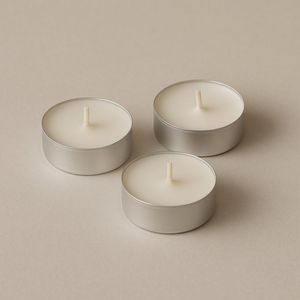 Velas Redondas de Cera Blanca con Portavelas de Metal Plateado Resistentes al Calor para Decoración del Hogar - Product Image 1