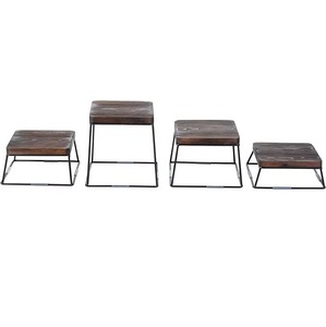 Support à gâteau carré en bois avec cadre métallique, design minimaliste pour la présentation de desserts lors de fêtes - Product Image 3