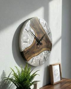 Reloj de Pared Moderno de Lujo con Resina Epoxi Roja Intensa y Madera de Burl, Reloj Colgante Redondo Silencioso de Madera de Olivo con Borde Natural para Sala de Estar - Product Image 4