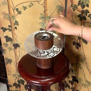 Brûleur d'encens en bois avec disque métallique à calligraphie arabe et base cylindrique pour une élégance artistique, l'aromathérapie et la décoration - Product Image 2