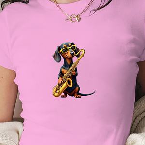 Un Dachshund tocando un saxofón Camiseta corta de moda para mujer - Product Image 1