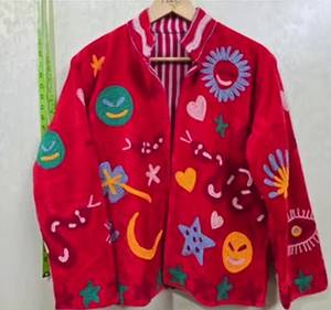 เสื้อแจ็คเก็ตปักลายซูซานีสีแดงสำหรับผู้หญิง ฟรีไซส์ ลายงู หัวใจ ดาว คอตั้ง แขนยาว ขายส่งจากโรงงาน เสื้อคลุม - Product Image 1