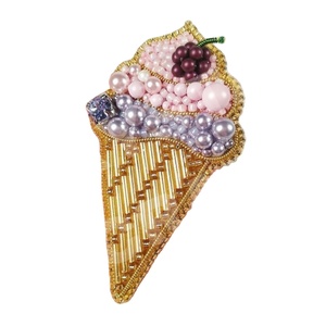 Breloques suspendues en corde, personnalisées, en forme d'étoiles et de baleines, brodées à la main, en perles, de haute qualité, pour sacs, par CRYSTAL CRAFT - Product Image 1