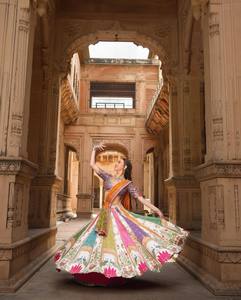 Lehenga de Algodón Muselina Pesada Royal Mirror Aura, Completamente Cosido, Largo hasta el Suelo, con Bordado de Espejos Auténticos y Borde de Lona Patta, Corte Reniya - Product Image 2