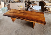 Meubles de salle à manger au design exotique avec des grumes et styles de bois variés, tables à manger en bois de Suar naturel avec bord brut
