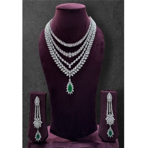 Ensemble élégant de collier et de boucles d'oreilles plaqué argent avec cristaux taille émeraude et design à pampilles pour femmes, bijoux de mariage - Product Image 1