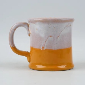 Mug en céramique charmant aux tons doux, idéal pour des moments de détente, disponible à un prix très abordable. - Product Image 2