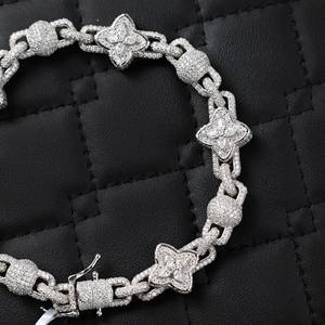 Pulsera Dvars Diamond Clover con Moissanita VVS, Plata de Ley 925 Bañada en Oro, Pasa el Test de Diamantes, Corte Brillante Clásico - Product Image 2