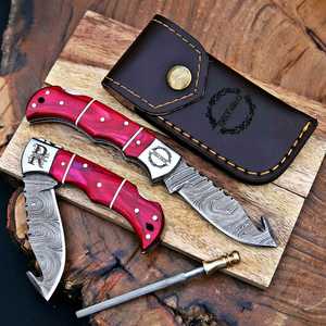 Couteau pliant artisanal en acier Damas avec gravure personnalisée, lame Gut Hook, manche en bois, professionnel, multifonctionnel, pour l'extérieur - Product Image 1