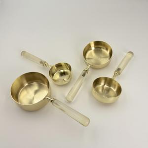 Taza Medidora de Acero Inoxidable con Asa de Resina Transparente y Recubrimiento Dorado PVD, Apta para Lavavajillas, Producto en Oferta, Envío Inmediato - Product Image 4