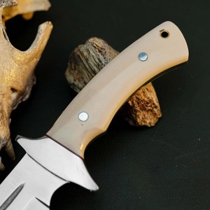 มีดทำมือแบบกำหนดเอง Black Smith ปี 1987 ใบมีดเหล็กกล้าไร้สนิม สำหรับตั้งแคมป์และกิจกรรมกลางแจ้ง ด้ามจับทำจากกระดูก ขนาด 15 นิ้ว ปลายใบมีดแบบ Clip Point พร้อมซองหนัง - Product Image 3