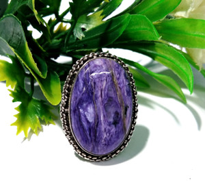 Bague Statement en Argent Sterling 925 Fait Main avec Cabochon Brut Violet en Charoïte Naturelle Certifiée par un tiers, Style Bohème - Product Image 4