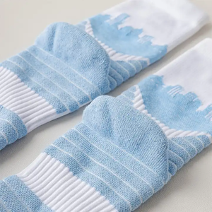 ถุงเท้ากีฬาผู้ชายแบบรัดข้อเท้า/เข่า ดีไซน์เนอร์ แบรนด์ Quality Crew Fashion Grip พิมพ์ลายดิจิตอล ผลิตจากไนลอนผสมสแปนเด็กซ์ เป็นมิตรต่อสิ่งแวดล้อม พร้อมโลโก้พิมพ์ลาย - Product Image 5