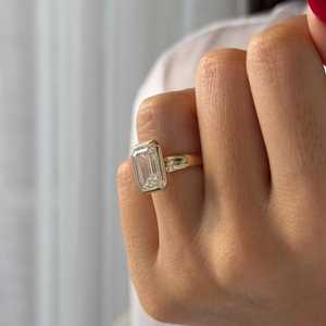Anillo de compromiso de diamante cultivado en laboratorio de 5 quilates con corte esmeralda y engaste de bisel de 5 mm, oro amarillo de 14k con ajuste bajo, certificado IGI - Product Image 2