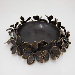 Bandeja de Servicio Botánica de Metal Oscuro de Lujo Moderno, Centro de Mesa con Hojas Ornamentadas, Decoración Floral Elegante Esculpida en Bronce para Fiestas - Product Image 5