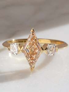 Anillo de compromiso vintage de moissanita con engaste de garra, tres piedras de corte cometa, diamantes laterales, punta en V cónica, para plata de ley 925 certificada - Product Image 5