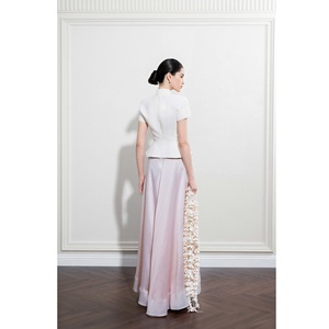 ชุดกระโปรงผู้หญิงขายส่ง SERENITY ASYMMETRICAL MIDI SKIRT ผ้าเนื้อบางเบา สามชั้นนุ่ม กระโปรงผ้าไหมสำหรับผู้หญิง - Product Image 4