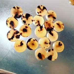 Boutons en corne naturelle brun-noir écologiques de haute qualité, boutons pression bruts avec décoration de paillettes, faits à la main par TIMELESS CRAFT - Product Image 2