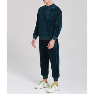 ชุดเสื้อและกางเกงสเวตเตอร์พรีเมียมลายกราฟิก สวมใส่สบาย ทรงโอเวอร์ไซส์ เหมาะสำหรับสตรีทแวร์ ลุคสบายๆ หรือการเดินทาง - Product Image 6