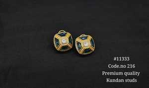 Boucles d'oreilles clous vertes Kundan plaquées or avec zircon, bijoux fins géométriques pour cadeau de fête - Product Image 6
