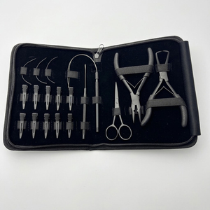 Kit professionnel d'application et de retrait d'extensions capillaires noir mat, comprenant des pinces, des ciseaux, une aiguille à boucle, des clips avec étui de rangement - Product Image 1