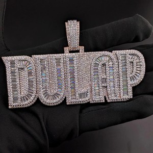 จี้เพชรโมอิสซาไนต์ทรงเหลี่ยมมรกตแบบสั่งทำพิเศษสำหรับฮิปฮอป พร้อมใบรับรอง IGI สร้อยคอจี้ชื่อสำหรับผู้ชาย เงินแท้ 925 ประดับเพชรระยิบระยับ - Product Image 1