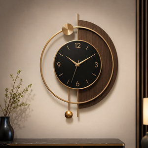 Reloj de pared decorativo con péndulo, esfera negra y marco geométrico de madera, disponible a precios de mayorista. - Product Image 1