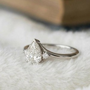 แหวนมอสซาไนต์ทรงลูกแพร์ 2 กะรัต ดีไซน์โค้ง วงแหวนเงินแท้ 925 สไตล์โมเดิร์น ของขวัญสำหรับคนรักในวันเกิด - Product Image 3