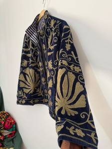 Manteau d'automne en velours bleu marine brodé Suzani, écologique et de qualité supérieure |   Veste ethnique bohème florale pour femmes |   Broderie artisanale de luxe - Product Image 6
