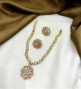 Collier minimaliste de qualité supérieure avec de magnifiques boucles d'oreilles légères - Product Image 3