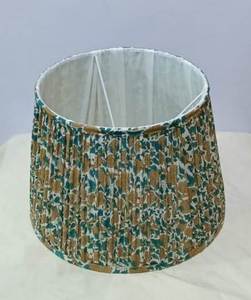 Abat-jour cylindrique tendance en tissu Ikat plissé Anna, motif floral vert menthe, forme cloche conique, avec douilles E27 - Product Image 2